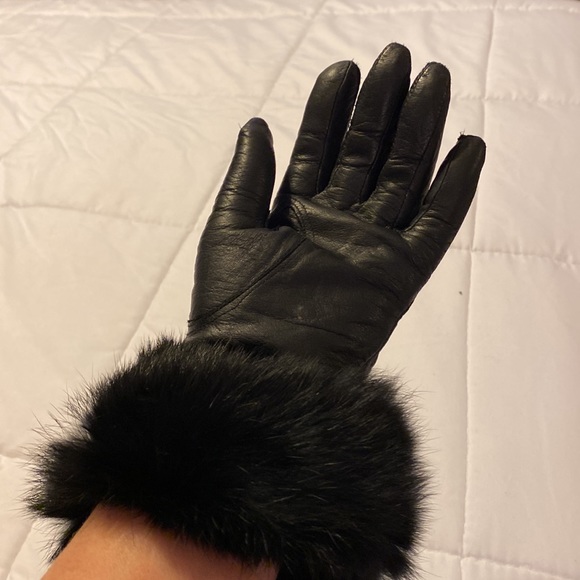 Black leather and fur gloves. Size small. - Picture 4 of 7